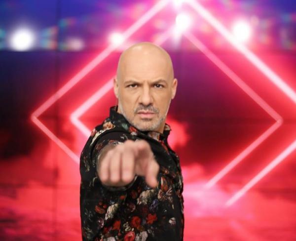 Νίκος Μουτσινάς : Επικό throwback – Αγνώριστος και με μπούκλες!