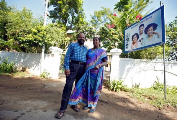 Ινδία : Ζευγάρι που έχασε τρία παιδιά σε τσουνάμι έκανε το σπίτι του ορφανοτροφείο