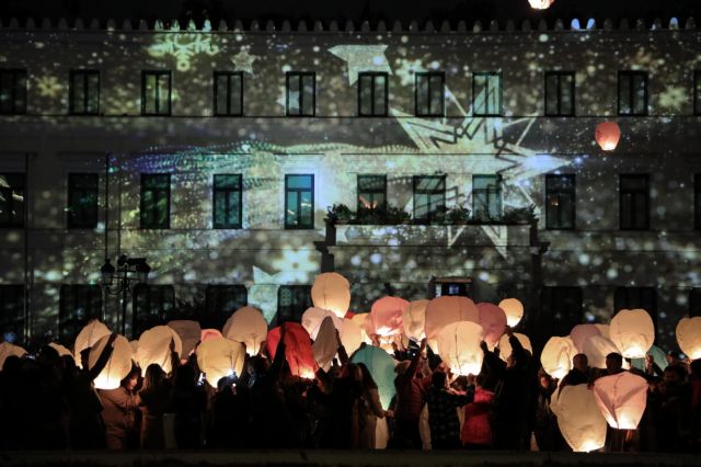 Η Αθήνα πλημμύρισε πολύχρωμα φαναράκια στη χριστουγεννιάτικη «νύχτα των ευχών» [Εικόνες]