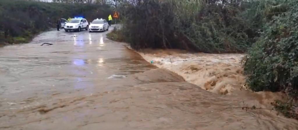 Βέροια: Παρασύρθηκε οδηγός από ορμητικό χείμαρρο – Επιχείρηση για τον εντοπισμό του