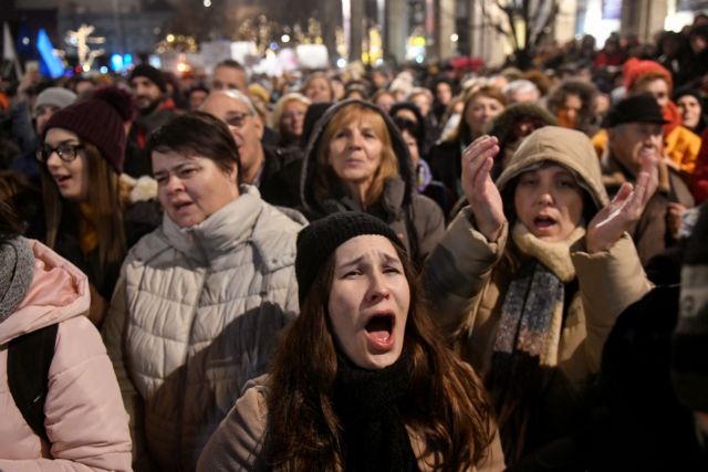 Διαδηλώσεις στην Ουγγαρία: «Γουρούνια, κάτω τα χέρια σας από το θέατρο»
