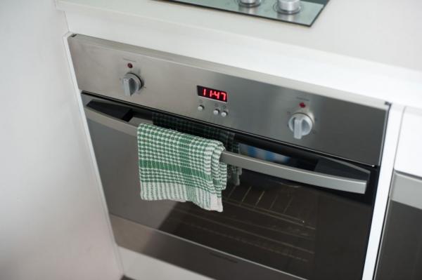Γιατί δεν πρέπει να κρεμάτε την πετσέτα της κουζίνας στο φούρνο