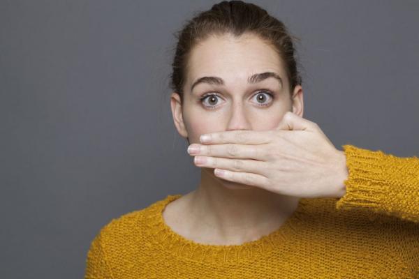 Δυσάρεστη αναπνοή: Τι την προκαλεί και πώς μπορείτε να την αντιμετωπίσετε
