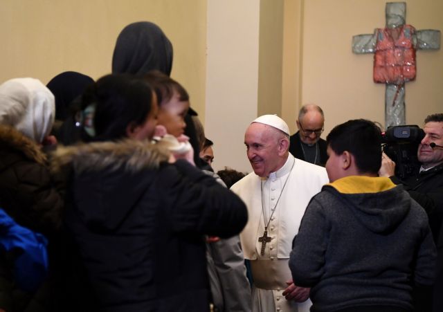 Πρόσφυγες από τη Λέσβο υποδέχθηκε στο Βατικανό ο Πάπας [Εικόνες]