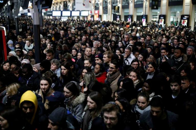 Γαλλία : Δακρυγόνα σε διαδήλωση κατά της συνταξιοδοτικής μεταρρύθμισης