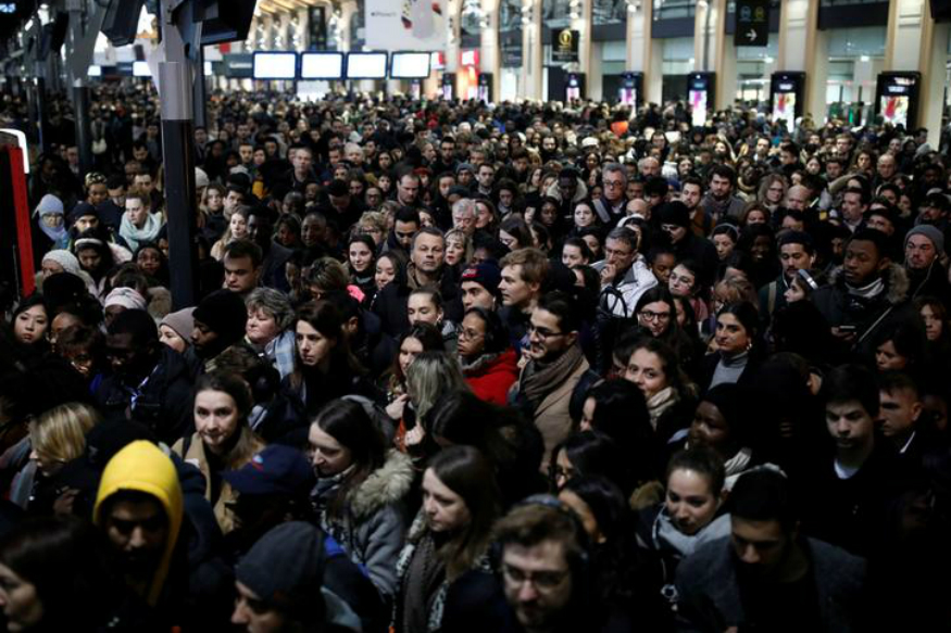 Γαλλία : Δακρυγόνα σε διαδήλωση κατά της συνταξιοδοτικής μεταρρύθμισης