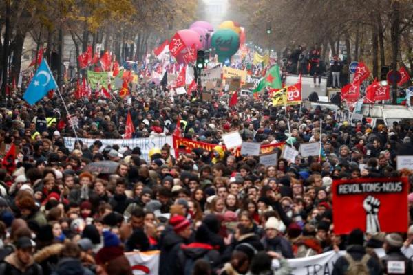 «Παρέλυσε» η Γαλλία: Μαζικές αντικυβερνητικές διαδηλώσεις – 1,5 εκατ. πολίτες στους δρόμους
