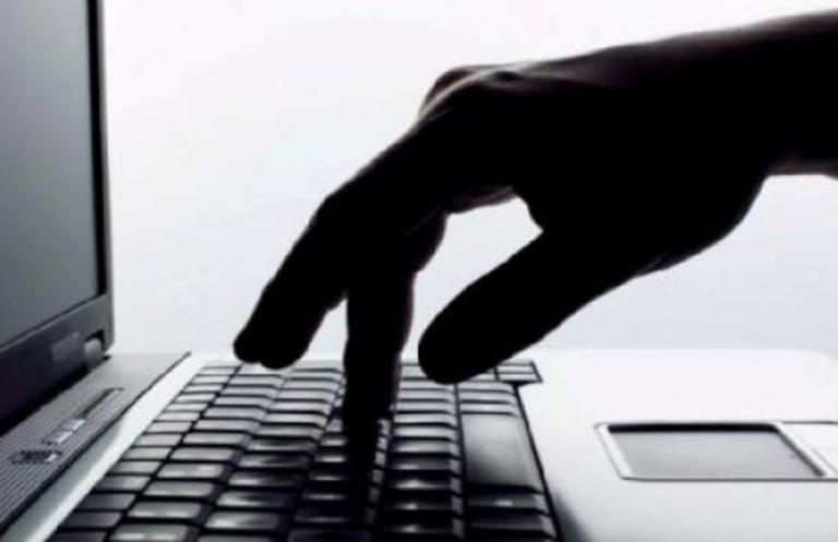 Βόλος : Αναρτούσε γυμνές φωτογραφίες της εν διαστάσει συζύγου του