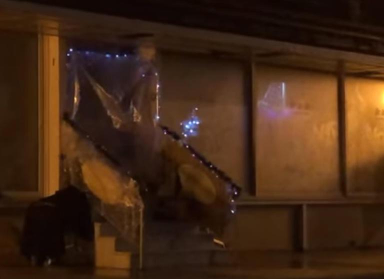 Συγκινητικό βίντεο: Ο χριστουγεννιάτικος στολισμός ενός αστέγου