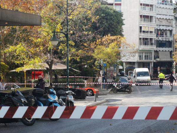 Λήξη συναγερμού : Ελεγχόμενη έκρηξη σε ύποπτη βαλίτσα στο Κολωνάκι