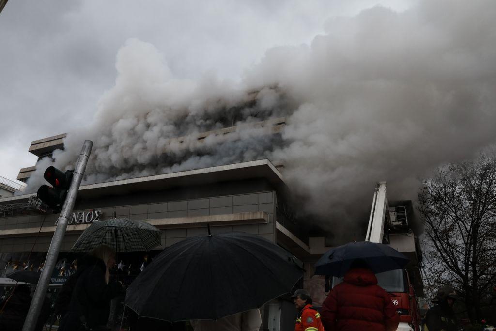 Υπό έλεγχο η φωτιά που ξέσπασε σε πολυκατάστημα στον Χολαργό