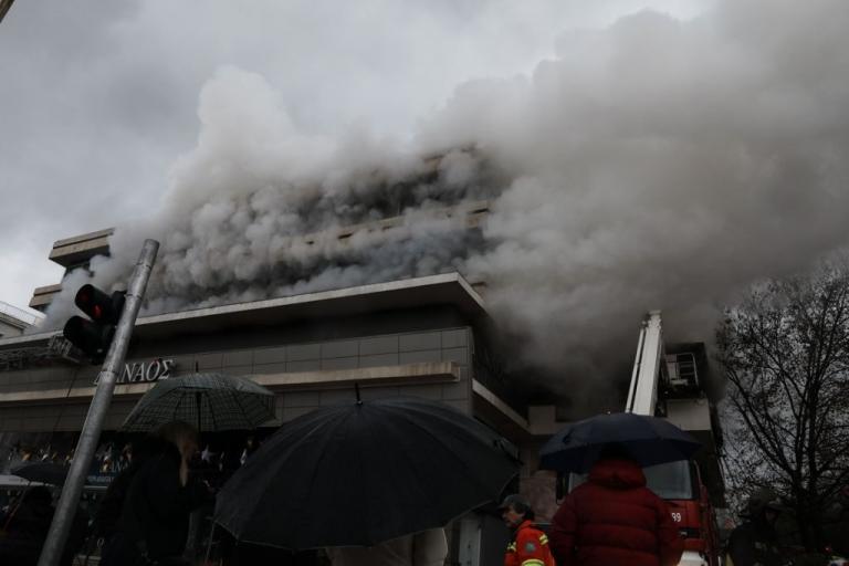 Υπό έλεγχο η φωτιά που ξέσπασε σε πολυκατάστημα στον Χολαργό