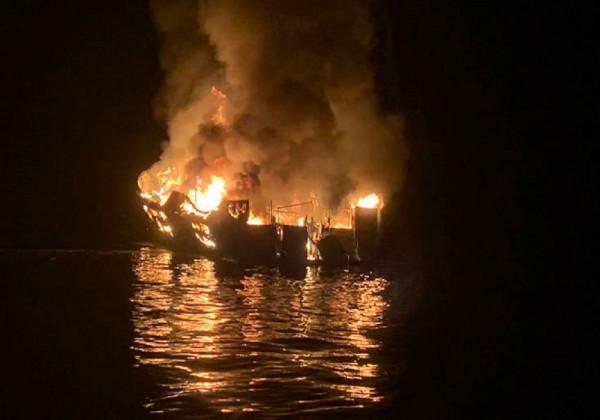 Συναγερμός : Μεγάλη πυρκαγιά σε σκάφος στη μαρίνα Αλίμου