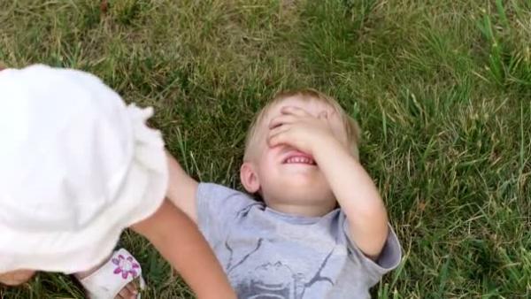 Γιατί δεν είναι σωστό να γαργαλάμε τα παιδιά