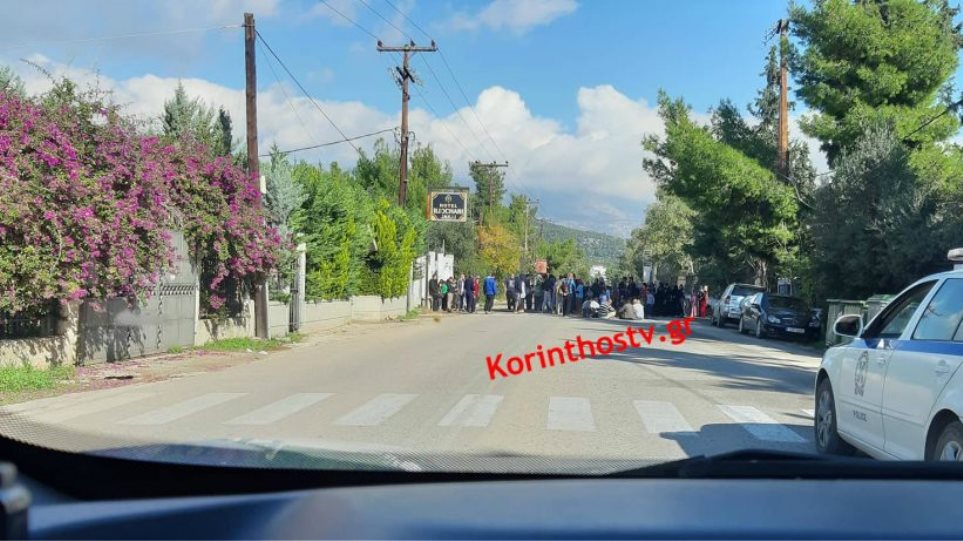 Πρόσφυγες και μετανάστες έκλεισαν το δρόμο στην παλαιά εθνική οδό Αθηνών – Κορίνθου