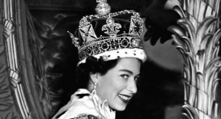 Αυτή είναι η αμόρφωτη βασίλισσα – Δεν πήγε ποτέ σχολείο!