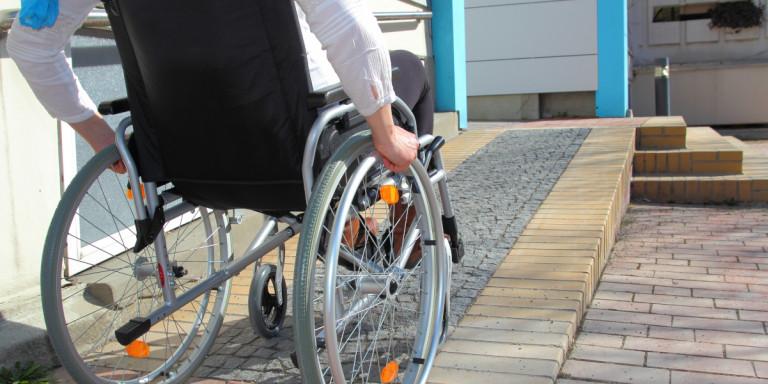 Ένας στους 15 οδηγούς στην Ελλάδα σταθμεύει το ΙΧ του σε ράμπες ΑμεΑ