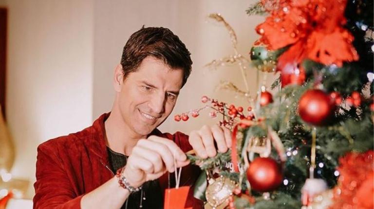 Η οικογένεια Ρουβά ποζάρει μπροστά στο χριστουγεννιάτικο δέντρο