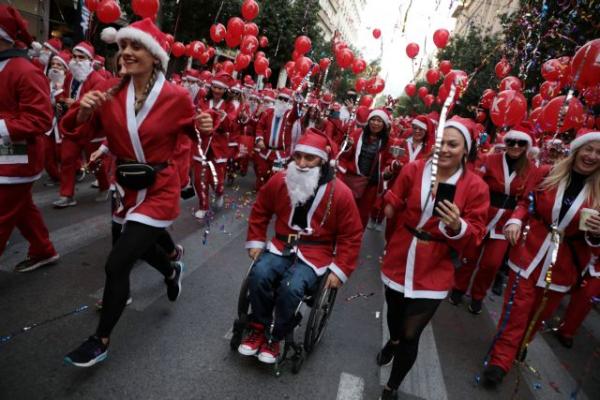 Santa Run : Το κέντρο της Αθήνας γέμισε χαμογελαστούς… Άγιους Βασίληδες