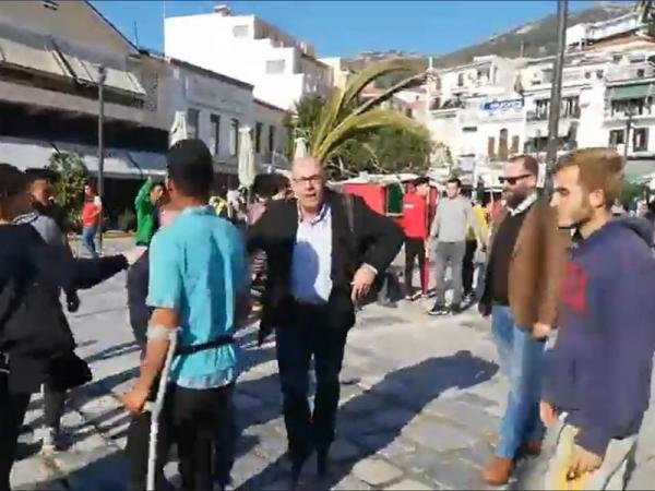 Αθλιότητες από τον δήμαρχο Ανατολικής Σάμου: Σπρώχνει και βρίζει πρόσφυγες