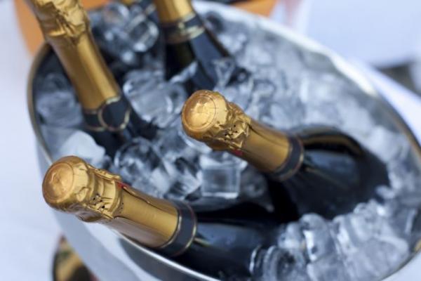 Εμπορικός πόλεμος ΗΠΑ – Γαλλίας : «Σφαγή» για τους δασμούς σε… σαμπάνιες και κολοσσούς του διαδικτύου