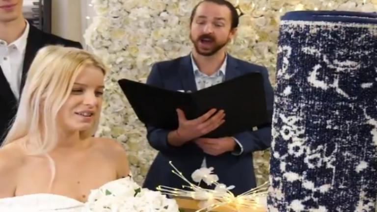 Μια 26χρονη παντρεύτηκε το χαλί της