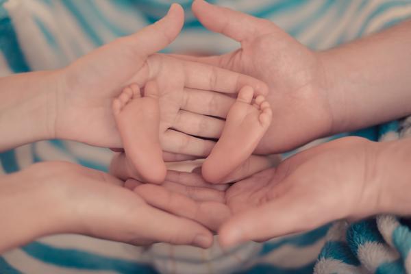 Μέτρα στήριξης της οικογένειας : Επίδομα γέννας 2.000 ευρώ και φορολογικές ελαφρύνσεις