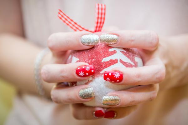 Christmas nails: Εντυπωσιακά σχέδια για το γιορτινό μανικιούρ σας