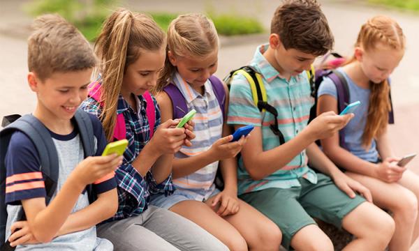 Social media : Επτά στα 10 παιδιά τα χρησιμοποιούν από μη επιτρεπτή ηλικία