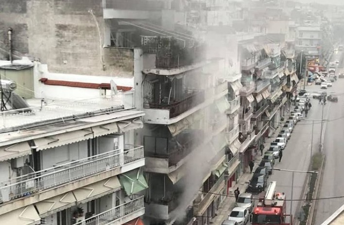 Φωτιά σε διαμέρισμα στη Θεσσαλονίκη - Απεγκλωβίστηκε ένοικος