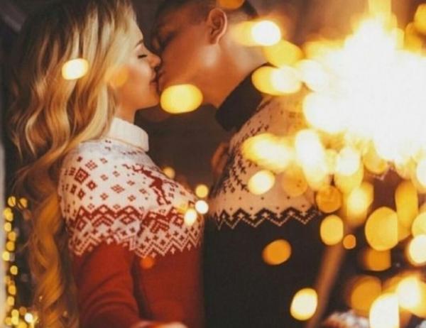 Ερωτικά κόλπα που θα βάλουν φωτιά στο κρεβάτι σας τις γιορτές