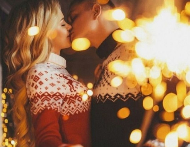 Ερωτικά κόλπα που θα βάλουν φωτιά στο κρεβάτι σας τις γιορτές