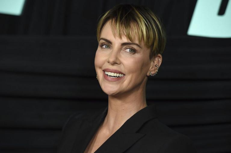 Bombshell: H Σαρλίζ Θερόν με βαθύ ντεκολτέ και σούπερ μίνι