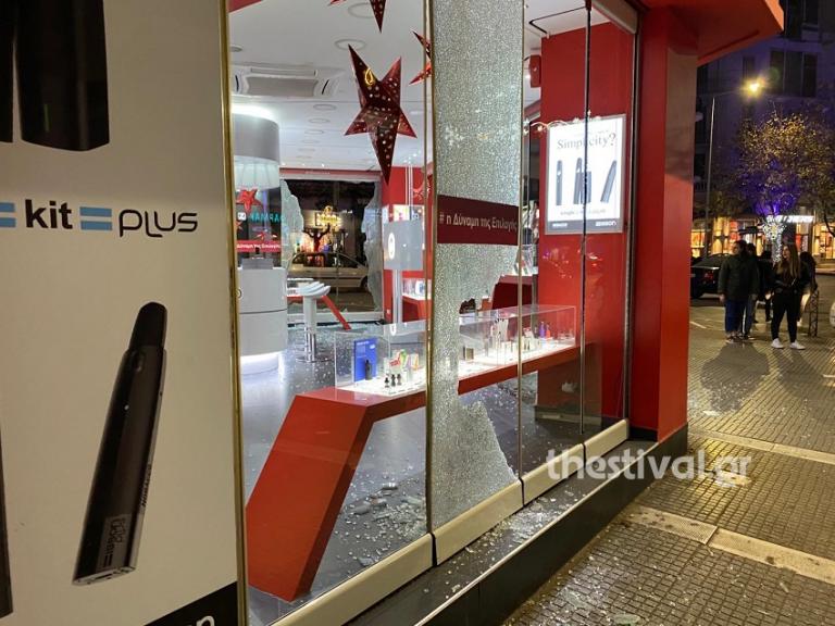 Θεσσαλονίκη : Κουκουλοφόροι έσπασαν καταστήματα – 18 προσαγωγές (εικόνες)