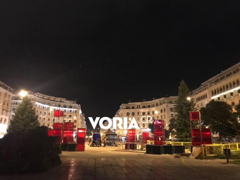 Θεσσαλονίκη : Γιορτινός στολισμός – έκπληξη της πλατείας Αριστοτέλους