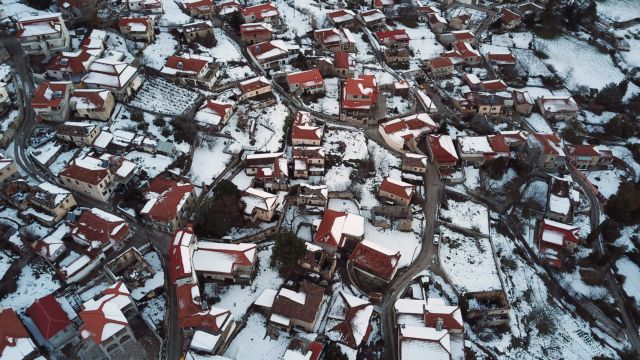 Ζηνοβία : Πυκνή χιονόπτωση στη Θήβα –Χωρίς ρεύμα χωριά