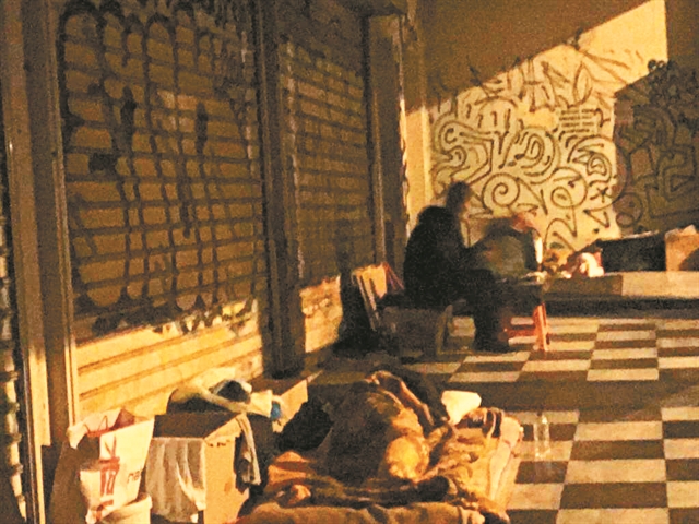 Οι άστεγοι της οδού Σταδίου – Η άλλη εικόνα των Χριστουγέννων