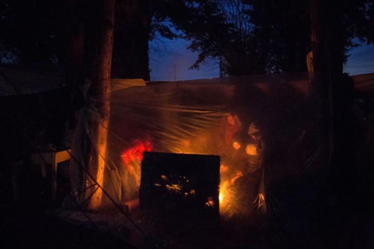 Τραγωδία στη Μυτιλήνη: Κάηκε ζωντανή προσπαθώντας να ζεστάνει τα παιδιά της