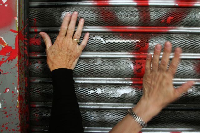 Ο συντετριμμένος έλληνας συνταξιούχος στις φωτογραφίες της δεκαετίας από τον Economist