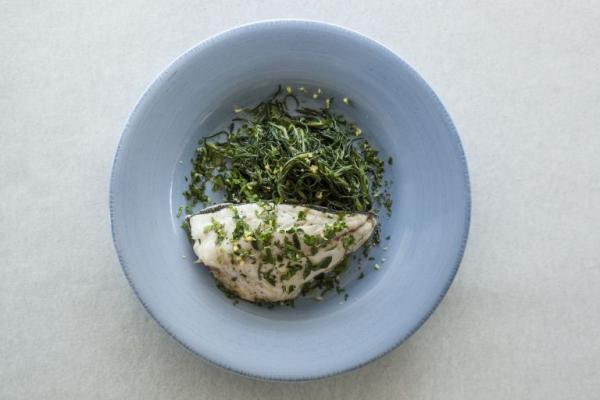 Φιλέτο τσιπούρας με μυρωδικά σε ριζότο λαδολέμονο