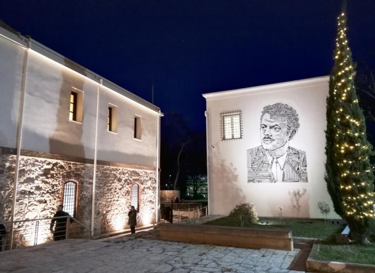 Εντυπωσιακό και πελώριο ψηφιδωτό του Βασίλη Τσιτσάνη στα Τρίκαλα