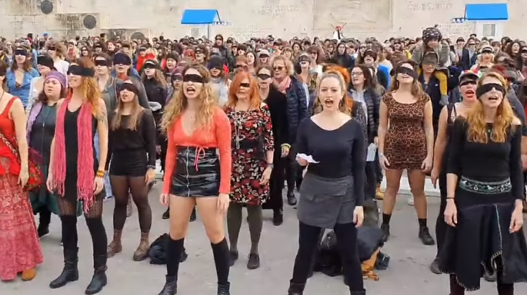 «Ο βιαστής είσαι εσύ» : Γυναίκες έξω από τη Βουλή ερμηνεύουν τον «ύμνο» ενάντια στη βία