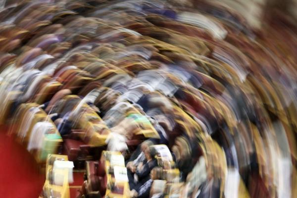 Στιγμιότυπα εντός και εκτός Βουλής από τη «μάχη» του προϋπολογισμού