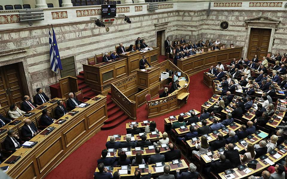 Βουλή : Τα χειροκροτήματα των βουλευτών του ΣΥΡΙΖΑ στον Βαρουφάκη