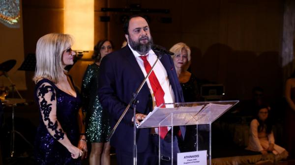 Βράβευση Μαρινάκη από τον σύλλογο γυναικών Αθηναΐδες για το φιλανθρωπικό έργο του