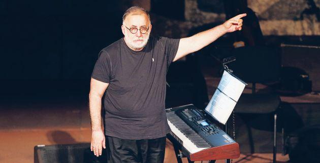 Μία από τις τελευταίες συναυλίες του Θάνου Μικρούτσικου – Όταν όλοι έγιναν μία φωνή