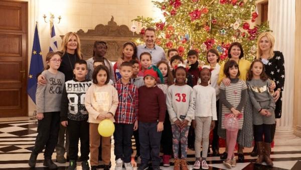 Κυριάκος και Μαρέβα στόλισαν με παιδιά της «Κιβωτού» το δένδρο στο Μαξίμου