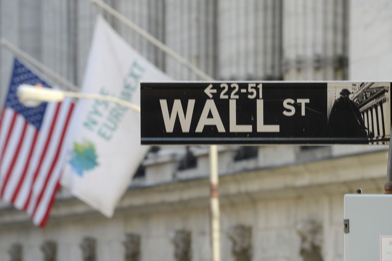 Θολό… τοπίο στη Wall Street με νέο ρεκόρ Nasdaq