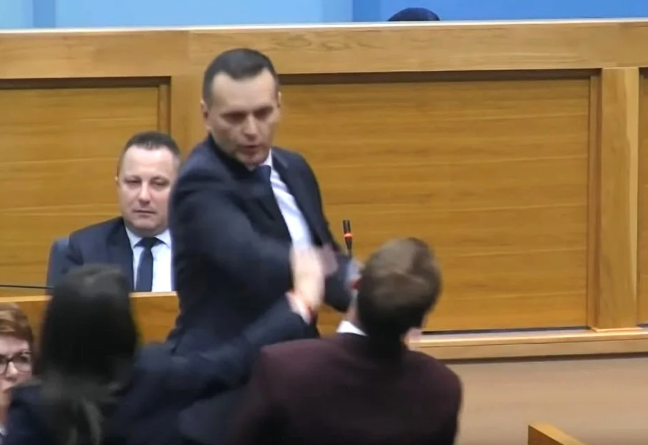 Σάλος στη Βοσνία : Υπουργός χαστούκισε βουλευτή