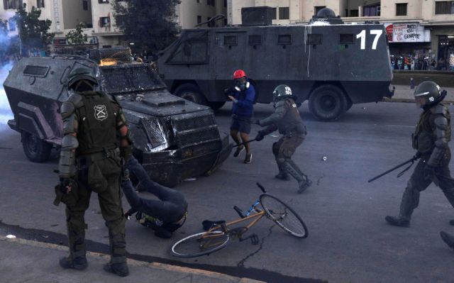 Χιλή : Σοκ προκαλεί βίντεο όπου αστυνομικά οχήματα συνθλίβουν διαδηλωτή (Σκληρές εικόνες)
